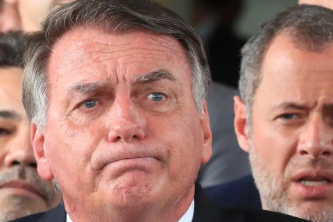 Conteúdo de pen drive apreendido em banheiro de Bolsonaro é irrelevante, diz investigação