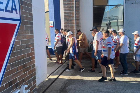 Torcida organizada protesta no Pici e conversa com elenco do Fortaleza; Veja vídeo