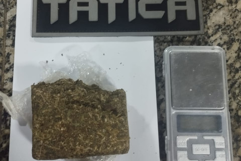 FORÇA TÁTICA APREENDE DROGA E BALANÇA DE PRECISÃO DURANTE DILIGÊNCIA NO BAIRRO SANTO ANTÔNIO EM TIANGUÁ