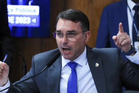 Flávio Bolsonaro apresenta pedido de impeachment de Moraes ao Senado após decisão sobre tornozeleira