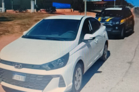 Um carro roubado e clonado foi recuperado na manhã deste domingo (4) pela Polícia Rodoviária Federal .