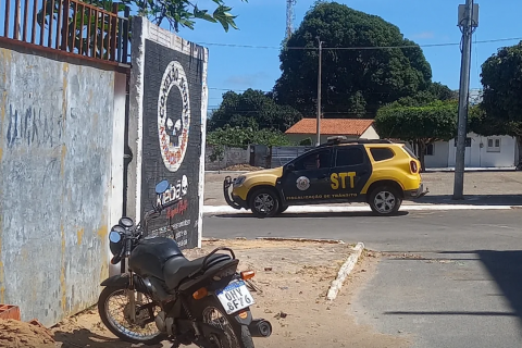 MOTOCICLETA COM QUEIXA DE FURTO É RECUPERADA POR AGENTES DE TRÂNSITO EM TIANGUÁ
