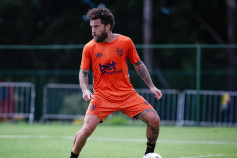 Adversário do Ceará, Sport tem novo treinador, 3 reforços e 10 saídas do elenco; veja escalação