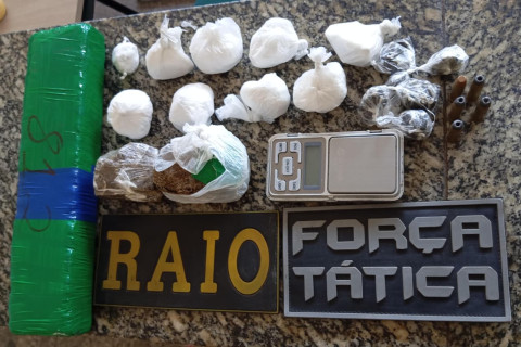 MULHER É PRESA COM APROXIMADAMENTE 1 KG DE DROGAS DURANTE OPERAÇÃO DA PM EM TIANGUÁ