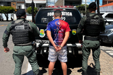 HOMEM É PRESO POR TRÁFICO DE DROGAS DURANTE ABORDAGEM DA FORÇA TÁTICA EM TIANGUÁ