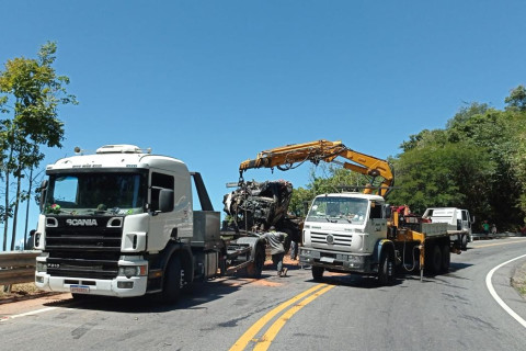 Liberado trecho da BR-222 no Ceará, interditado para retirada de caminhão; local tem engarrafamento