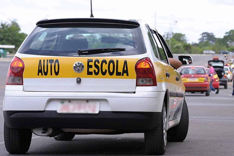 GOVERNO PREPARA MEDIDA PARA ACABAR COM OBRIGAÇÃO DE AUTOESCOLA PARA CNH