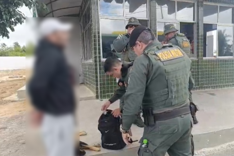 HOMEM É PRESO DURANTE CUMPRIMENTO DE MANDADO EM OPERAÇÃO POLICIAL ENTRE TIANGUÁ E UBAJARA