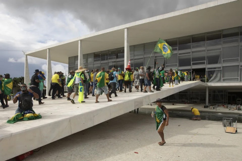 ENQUANTO OS COMEDORES DE PACA FICÃO ILESO O STF CONDENA A 14 ANOS DE PRISÃO EMPRESÁRIO QUE DOOU R$ 500 PARA LEVAR MANIFESTANTE AO 8 DE JANEIRO