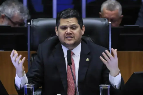 Alcolumbre marca para terça-feira (6) análise da PEC do fim da escala 6x1