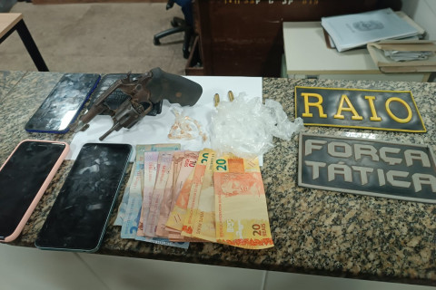 HOMEM É PRESO E ARMA E DROGA SÃO APREENDIDAS DURANTE OPERAÇÃO DA PM EM TIANGUÁ