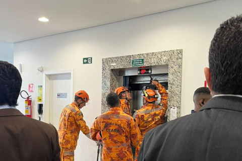 Presidente do STF fica preso em elevador na sede da OAB-Ceará, em Fortaleza