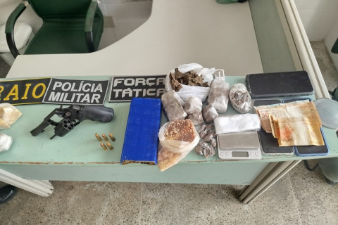 IRMÃOS SÃO PRESOS POR TRÁFICO DE DROGAS DURANTE OPERAÇÃO POLICIAL EM VIÇOSA DO CEARÁ