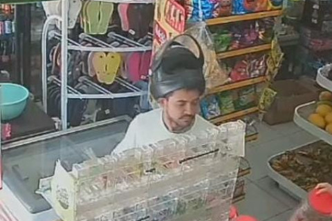 CÂMERAS REGISTRAM ASSALTO A COMÉRCIO EM TIANGUÁ; POLÍCIA REALIZA DILIGÊNCIAS PARA CAPTURAR O CRIMINOSO