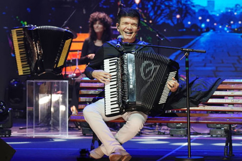 Waldonys grava audiovisual no Teatro Riomar, com show intimista, muita prosa e poesia