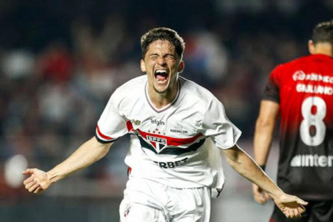 São Paulo domina e vence, mas vacilo deixa disputa contra Athletico-PR aberta pela Copa do Brasil
