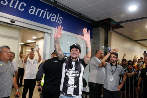 Vina é recebido com festa pela torcida do Ceará no Aeroporto de Fortaleza
