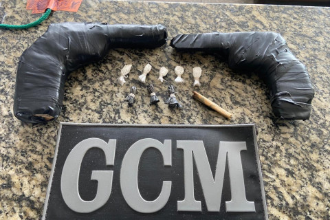 GAROTO DE 17 ANOS É APREENDIDO PELA PM APÓS SER FLAGRADO COMERCIALIZANDO MACONHA E COCAÍNA EM CROATÁ