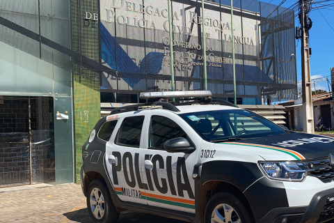 MULHER É CONDUZIDA À DELEGACIA APÓS DEIXAR FILHOS DE 5 E 2 ANOS SOZINHOS EM CASA