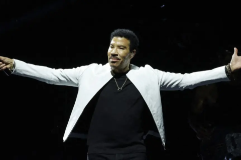 Lionel Richie segue internado na UTI; cantor deve receber alta nesta quarta