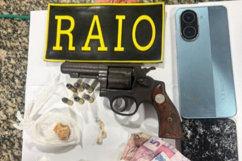MULHER É PRESA COM ARMA E DROGAS DURANTE AÇÃO DO RAIO EM UBAJARA