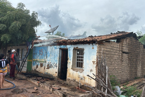 APÓS DISCUSSÕES COM COMPANHEIRA, HOMEM ATEIA FOGO NA PRÓPRIA CASA E É PRESO EM CROATÁ