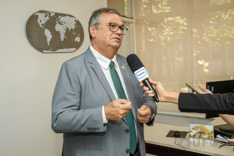 Ministro do Supremo Tribunal Federal (STF), Flávio Dino, decidiu arquivar a ação que investigava o senador Chico Rodrigues (PSB-RR), flagrado com dinheiro escondido na cueca